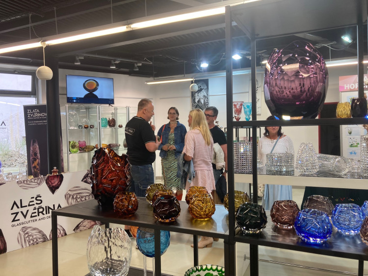 V Jablonci nad Nisou začala prodejní výstava Křehká krása 2024