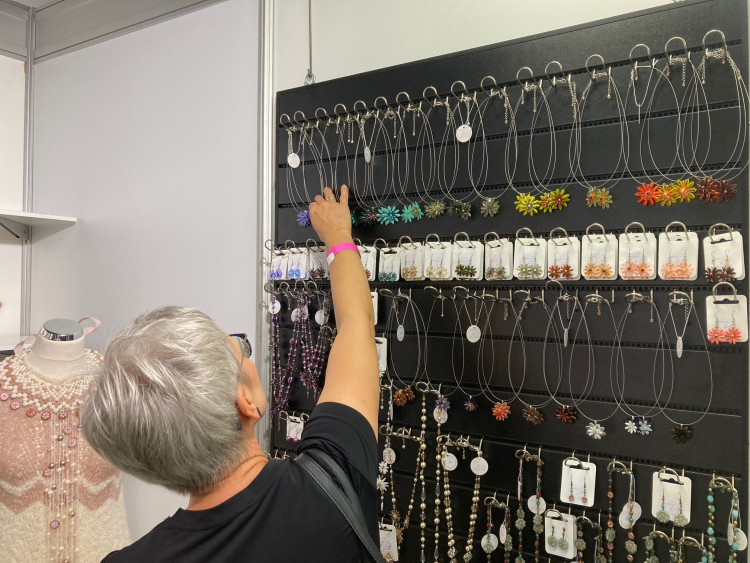 V Jablonci nad Nisou začala prodejní výstava Křehká krása 2024