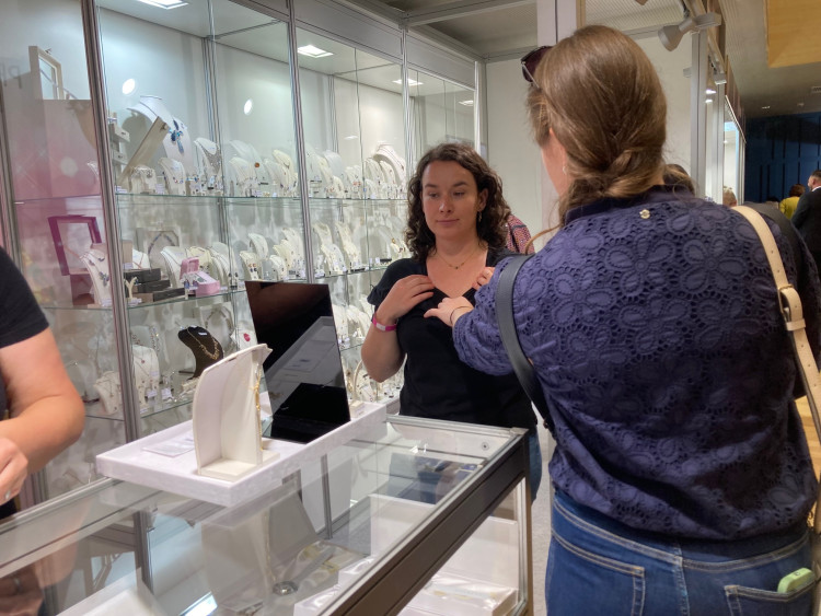 V Jablonci nad Nisou začala prodejní výstava Křehká krása 2024