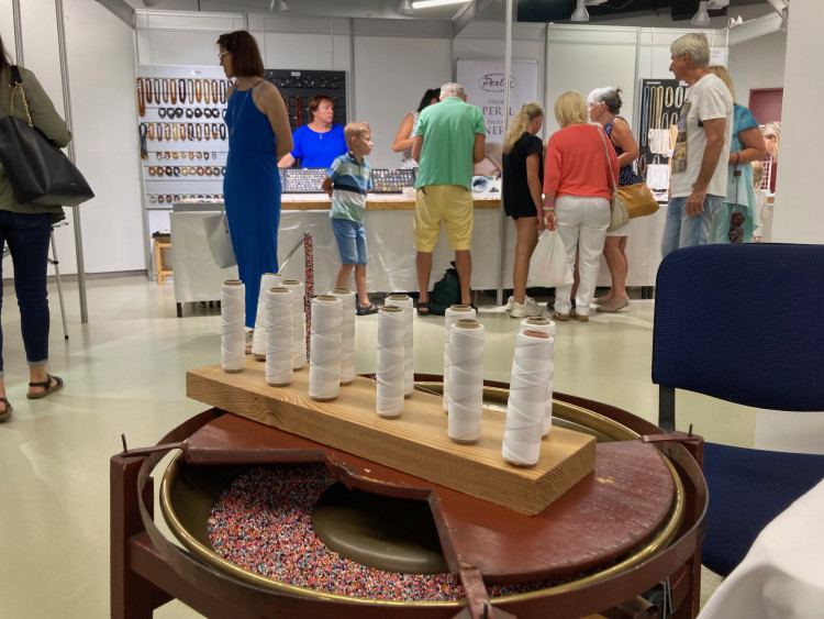 V Jablonci nad Nisou začala prodejní výstava Křehká krása 2024