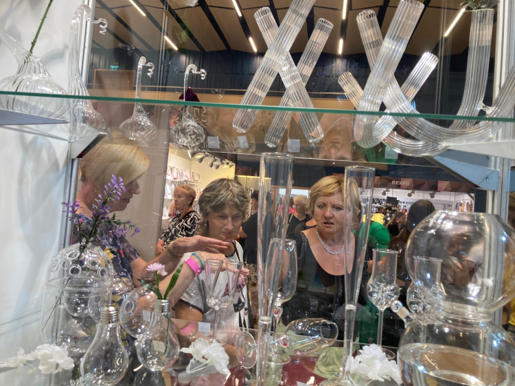 V Jablonci nad Nisou začala prodejní výstava Křehká krása 2024