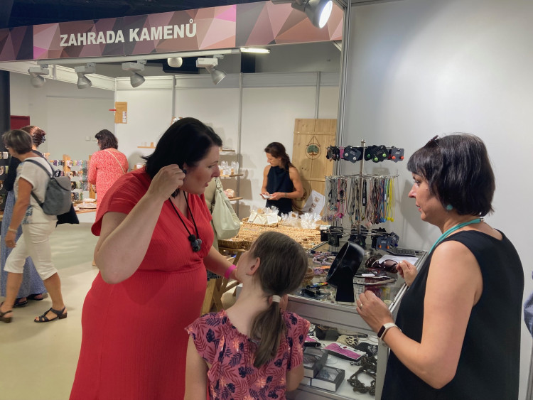 V Jablonci nad Nisou začala prodejní výstava Křehká krása 2024