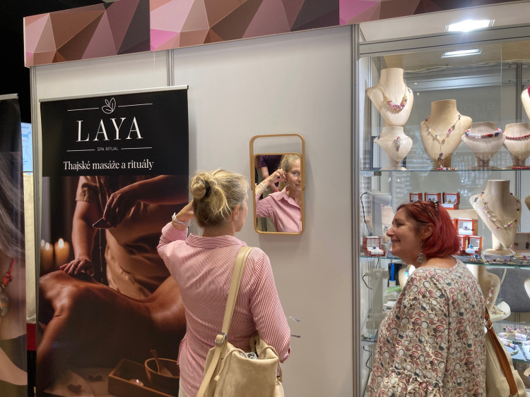 V Jablonci nad Nisou začala prodejní výstava Křehká krása 2024