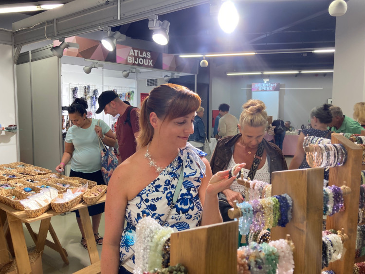 V Jablonci nad Nisou začala prodejní výstava Křehká krása 2024