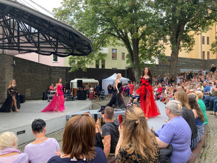 V Jablonci nad Nisou začala prodejní výstava Křehká krása 2024