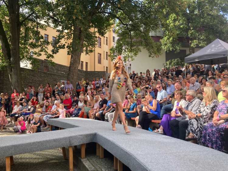 V Jablonci nad Nisou začala prodejní výstava Křehká krása 2024