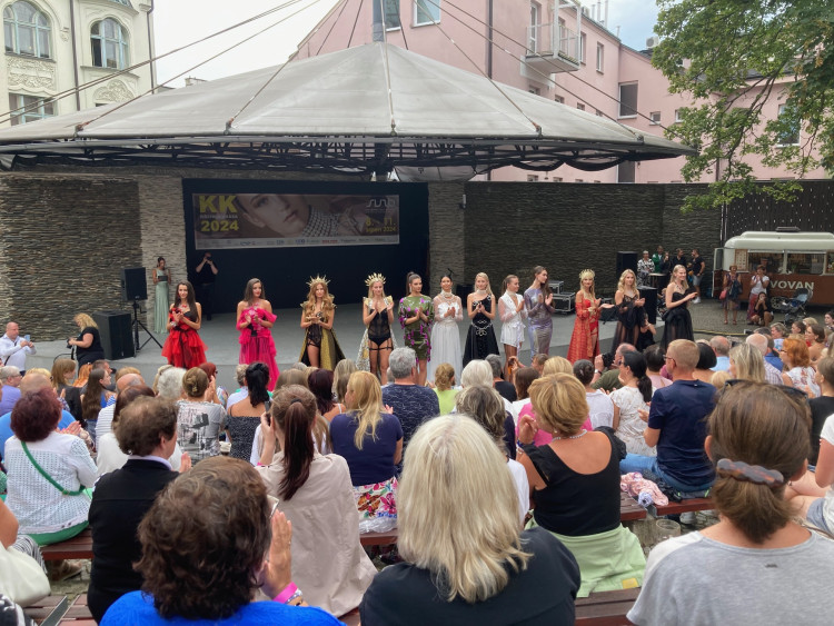 V Jablonci nad Nisou začala prodejní výstava Křehká krása 2024