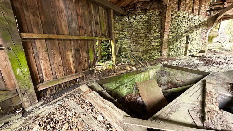 FOTOGALERIE: Urbex v bývalé šumavské papírně v Hamrech