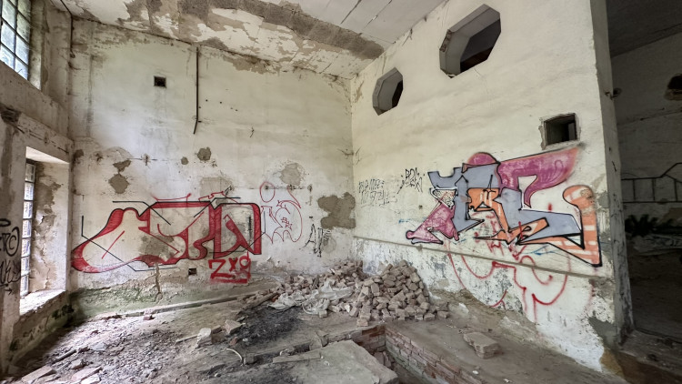 FOTOGALERIE: Urbex v bývalé šumavské papírně v Hamrech