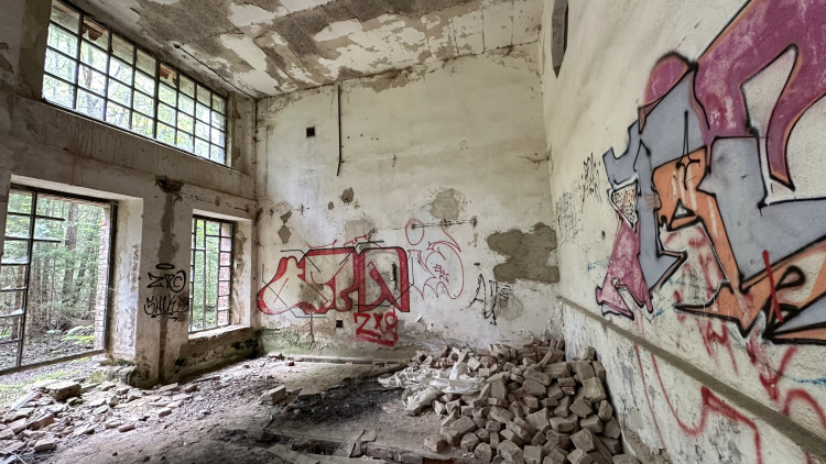 FOTOGALERIE: Urbex v bývalé šumavské papírně v Hamrech