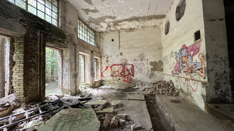 FOTOGALERIE: Urbex v bývalé šumavské papírně v Hamrech