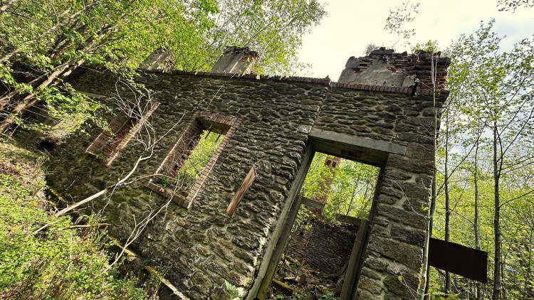 FOTOGALERIE: Urbex v bývalé šumavské papírně v Hamrech