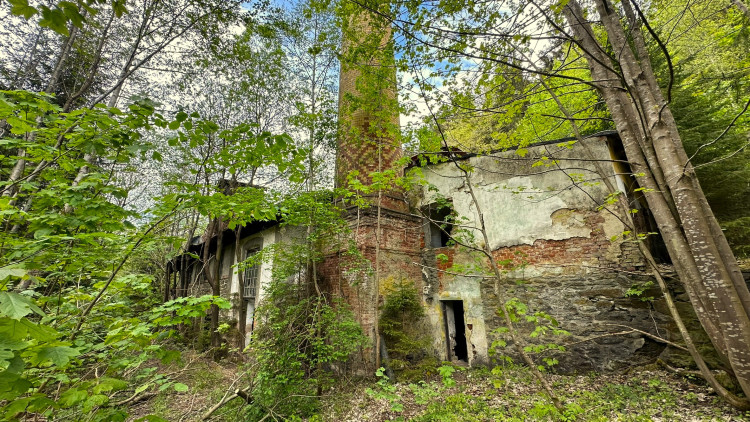 FOTOGALERIE: Urbex v bývalé šumavské papírně v Hamrech