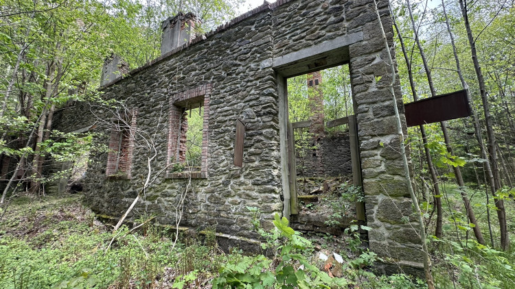 FOTOGALERIE: Urbex v bývalé šumavské papírně v Hamrech