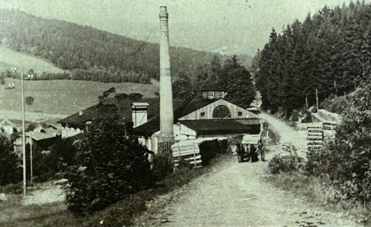 Takto vypadala papírna v době své největší slávy - reprofoto z informační tabule