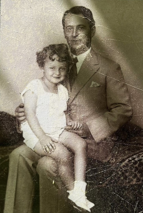 Bývalý majitel Stanislav Koutek se synem - reprofoto z informační tabule