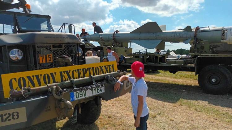 FOTOGALERIE: Bojová technika, jeepy, obrněnce, vozidla pěchoty, ale i tanky a letadla v Drahanech