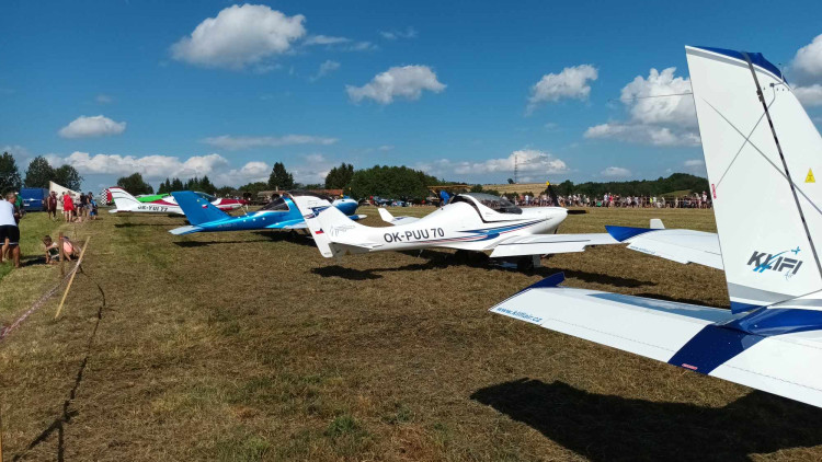 FOTOGALERIE: Bojová technika, jeepy, obrněnce, vozidla pěchoty, ale i tanky a letadla v Drahanech