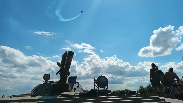 FOTOGALERIE: Bojová technika, jeepy, obrněnce, vozidla pěchoty, ale i tanky a letadla v Drahanech