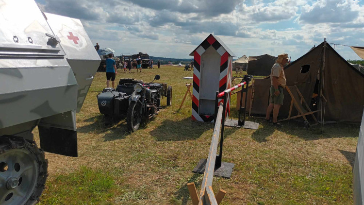 FOTOGALERIE: Bojová technika, jeepy, obrněnce, vozidla pěchoty, ale i tanky a letadla v Drahanech