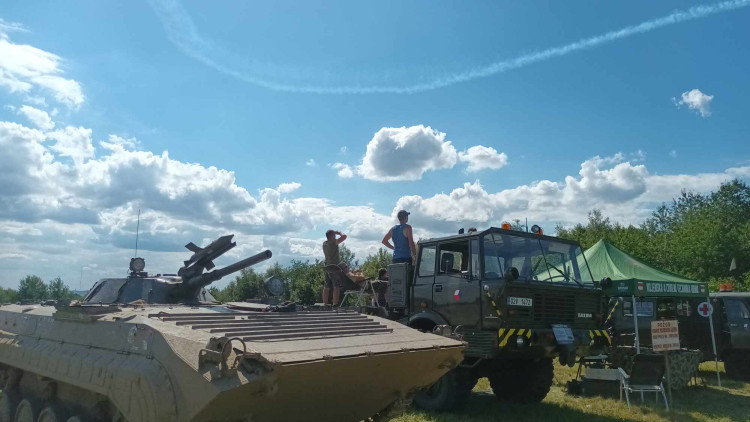FOTOGALERIE: Bojová technika, jeepy, obrněnce, vozidla pěchoty, ale i tanky a letadla v Drahanech