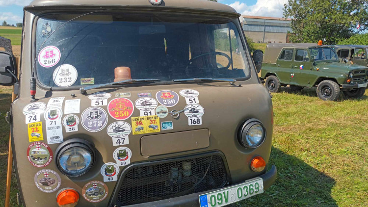 FOTOGALERIE: Bojová technika, jeepy, obrněnce, vozidla pěchoty, ale i tanky a letadla v Drahanech