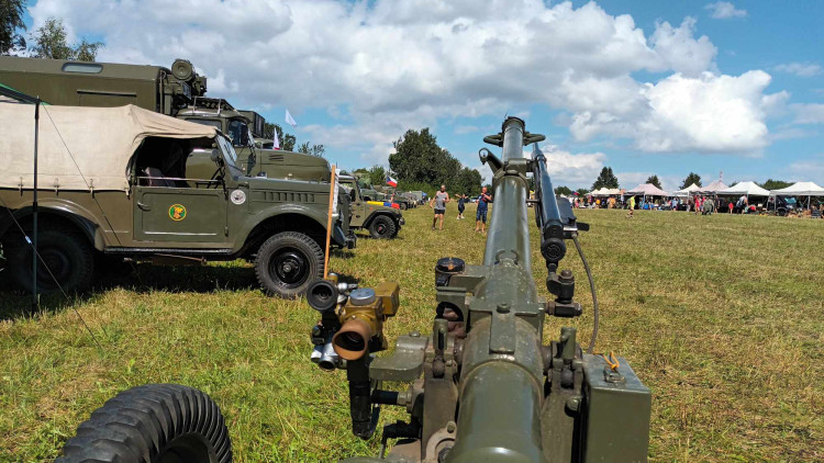 FOTOGALERIE: Bojová technika, jeepy, obrněnce, vozidla pěchoty, ale i tanky a letadla v Drahanech