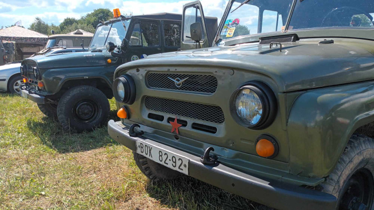 FOTOGALERIE: Bojová technika, jeepy, obrněnce, vozidla pěchoty, ale i tanky a letadla v Drahanech