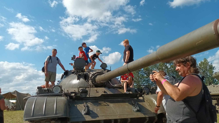 FOTOGALERIE: Bojová technika, jeepy, obrněnce, vozidla pěchoty, ale i tanky a letadla v Drahanech