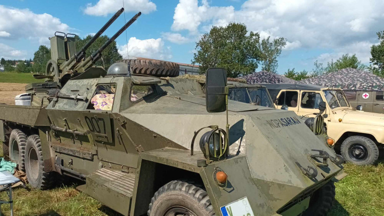 FOTOGALERIE: Bojová technika, jeepy, obrněnce, vozidla pěchoty, ale i tanky a letadla v Drahanech