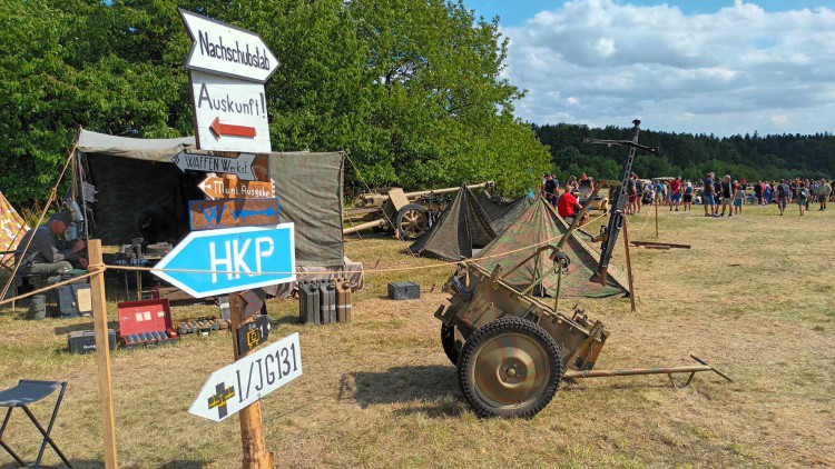 FOTOGALERIE: Bojová technika, jeepy, obrněnce, vozidla pěchoty, ale i tanky a letadla v Drahanech