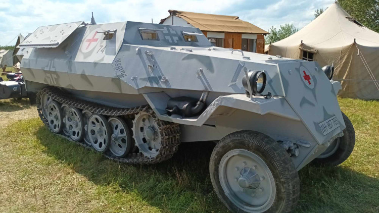 FOTOGALERIE: Bojová technika, jeepy, obrněnce, vozidla pěchoty, ale i tanky a letadla v Drahanech