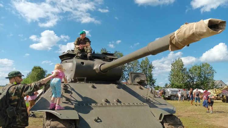 FOTOGALERIE: Bojová technika, jeepy, obrněnce, vozidla pěchoty, ale i tanky a letadla v Drahanech