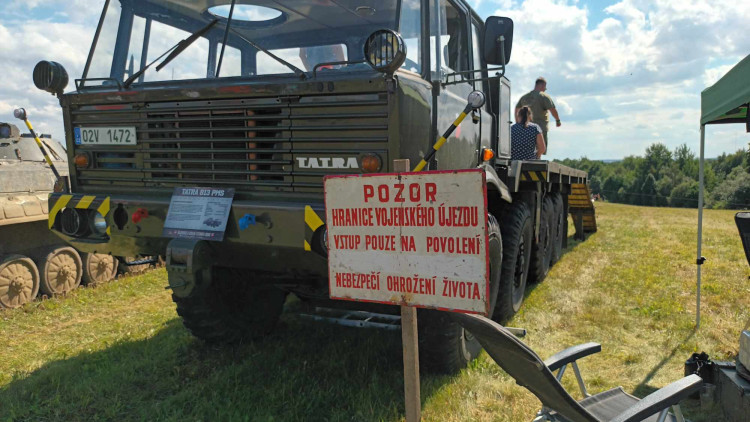 FOTOGALERIE: Bojová technika, jeepy, obrněnce, vozidla pěchoty, ale i tanky a letadla v Drahanech