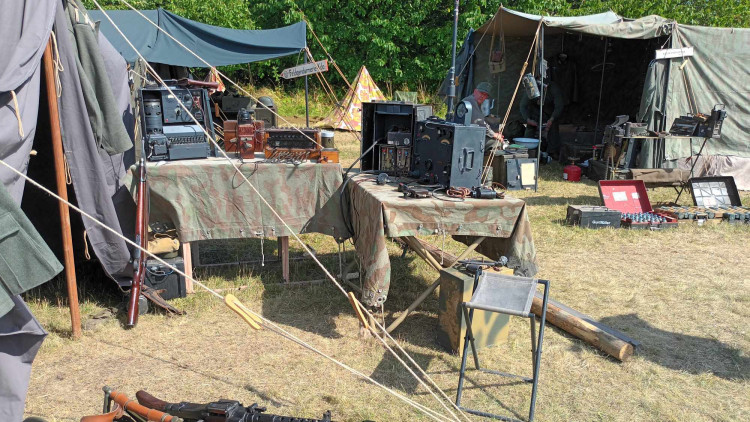 FOTOGALERIE: Bojová technika, jeepy, obrněnce, vozidla pěchoty, ale i tanky a letadla v Drahanech