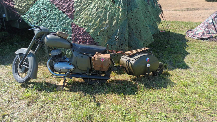 FOTOGALERIE: Bojová technika, jeepy, obrněnce, vozidla pěchoty, ale i tanky a letadla v Drahanech