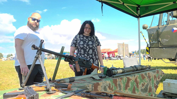 FOTOGALERIE: Bojová technika, jeepy, obrněnce, vozidla pěchoty, ale i tanky a letadla v Drahanech