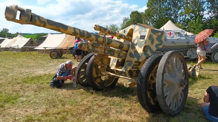 FOTOGALERIE: Bojová technika, jeepy, obrněnce, vozidla pěchoty, ale i tanky a letadla v Drahanech