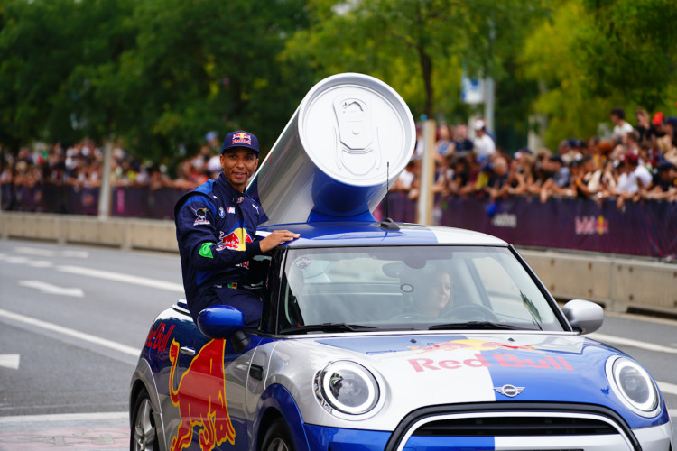 FOTOGALERIE: Karlín přivítal ikonickou formuli 1 a další motosportové vozy