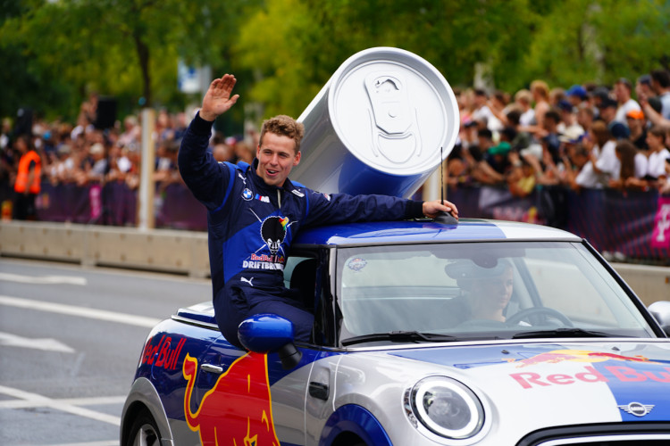 FOTOGALERIE: Karlín přivítal ikonickou formuli 1 a další motosportové vozy