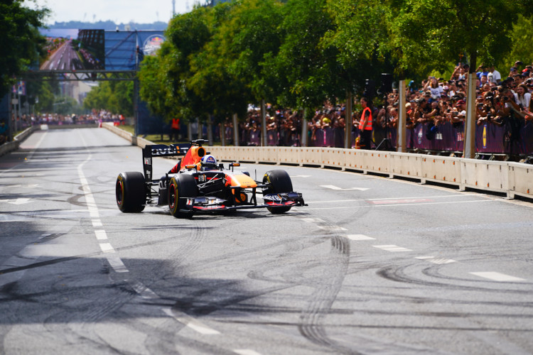 FOTOGALERIE: Karlín přivítal ikonickou formuli 1 a další motosportové vozy