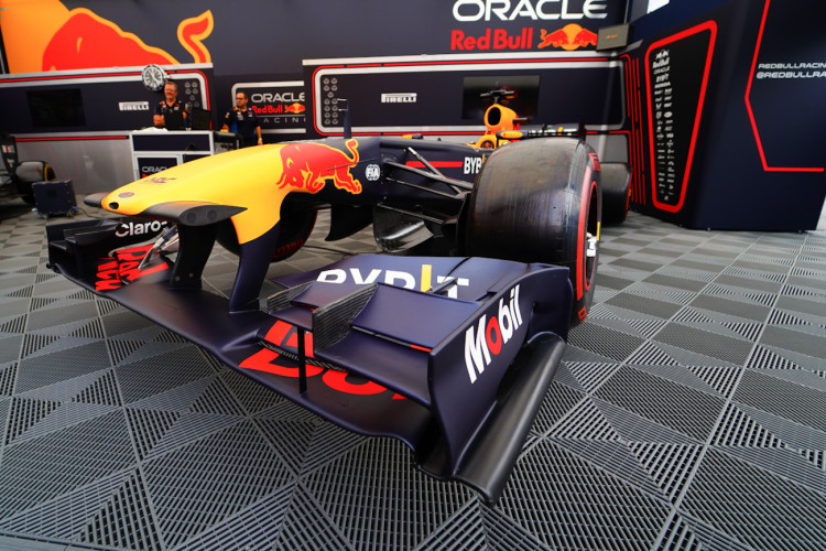 FOTOGALERIE: Karlín přivítal ikonickou formuli 1 a další motosportové vozy