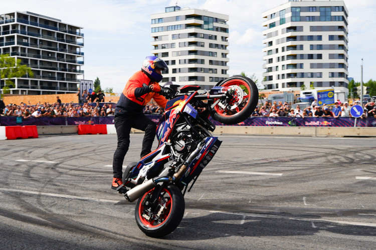 FOTOGALERIE: Karlín přivítal ikonickou formuli 1 a další motosportové vozy