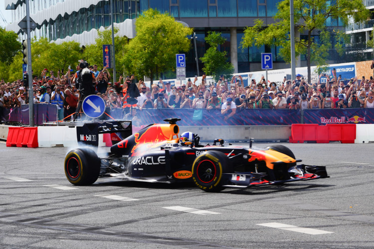 FOTOGALERIE: Karlín přivítal ikonickou formuli 1 a další motosportové vozy