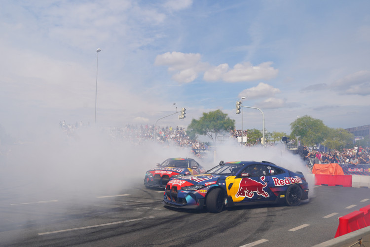 FOTOGALERIE: Karlín přivítal ikonickou formuli 1 a další motosportové vozy