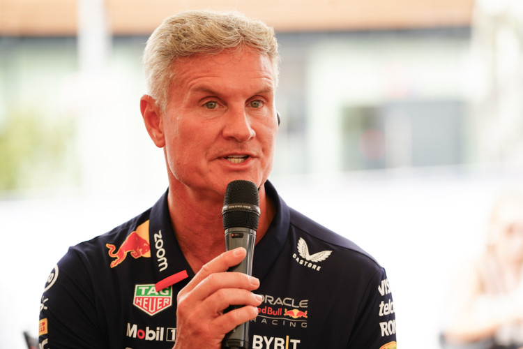 FOTOGALERIE: Karlín přivítal ikonickou formuli 1 a další motosportové vozy