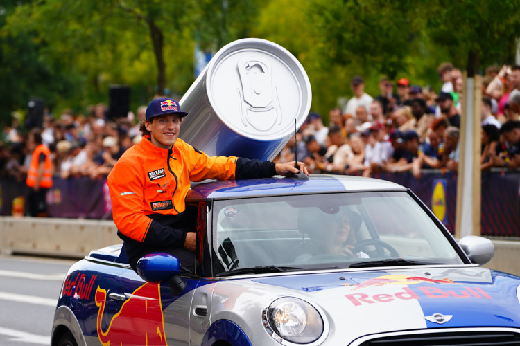 FOTOGALERIE: Karlín přivítal ikonickou formuli 1 a další motosportové vozy