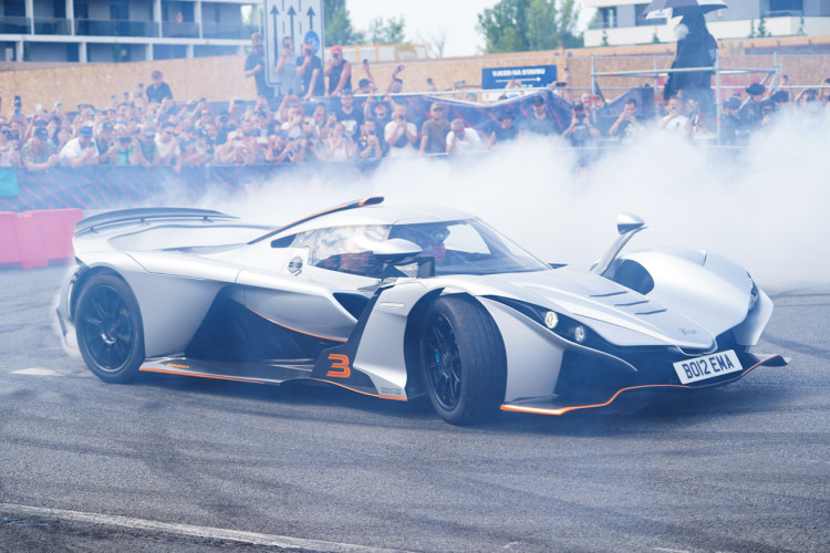 FOTOGALERIE: Karlín přivítal ikonickou formuli 1 a další motosportové vozy