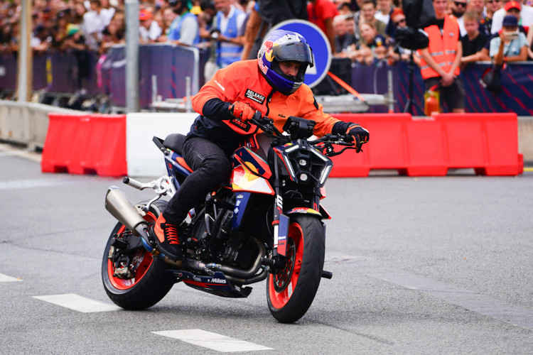 FOTOGALERIE: Karlín přivítal ikonickou formuli 1 a další motosportové vozy