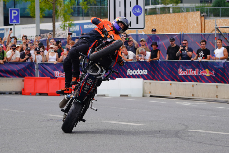 FOTOGALERIE: Karlín přivítal ikonickou formuli 1 a další motosportové vozy